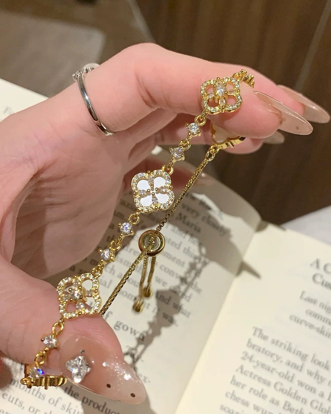 Sparkling Four-Leaf Clover Bracelet 00582