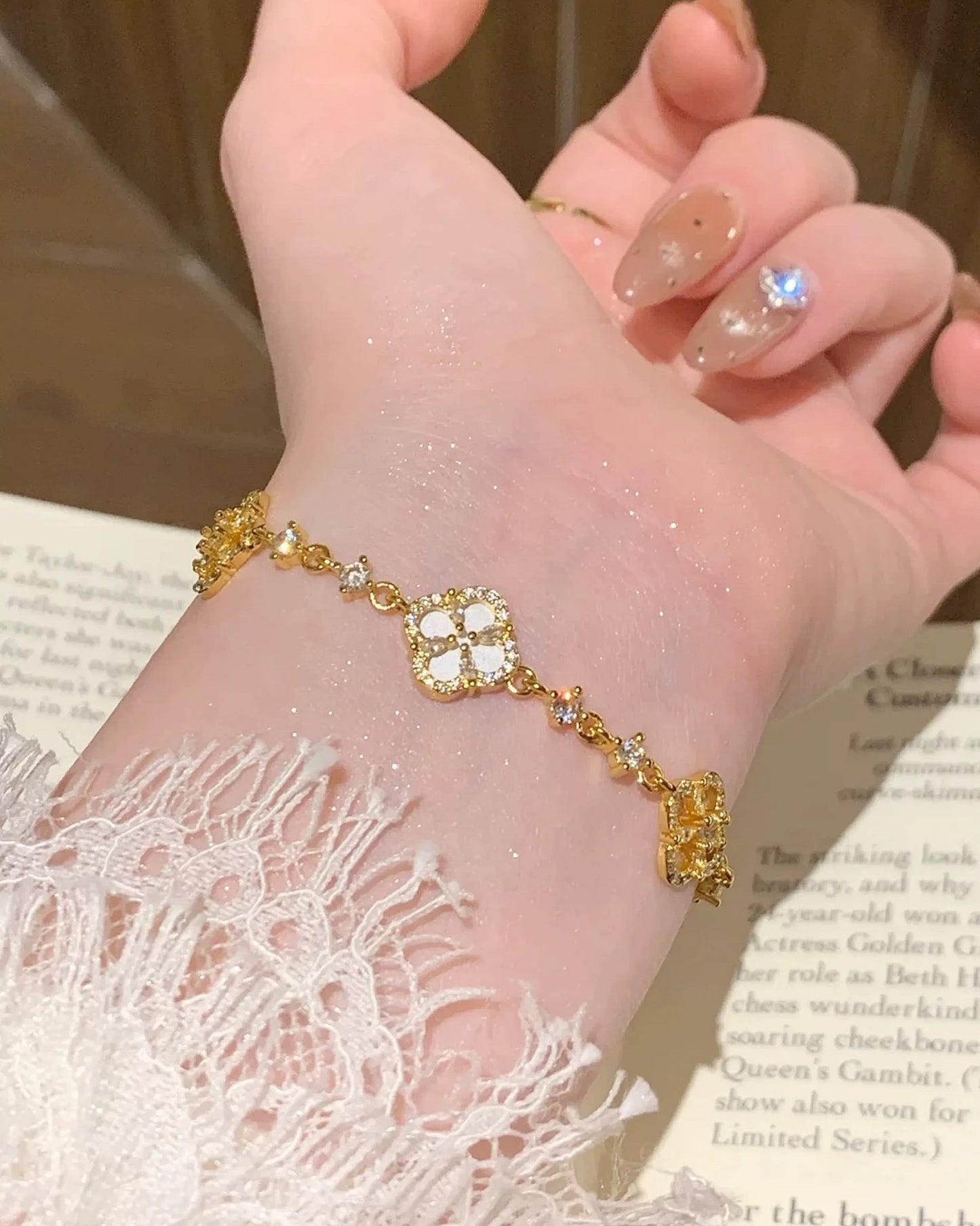 Sparkling Four-Leaf Clover Bracelet 00582
