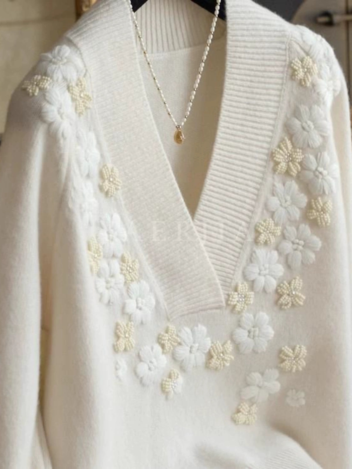 Floral Embroidery White Knit00040