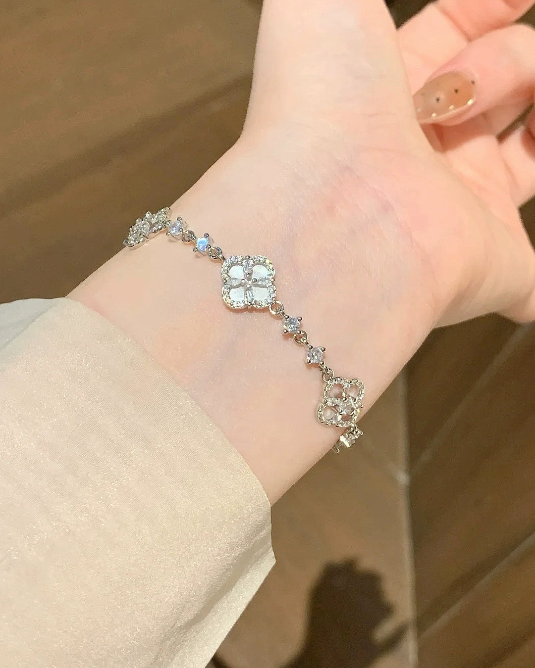 Sparkling Four-Leaf Clover Bracelet 00582