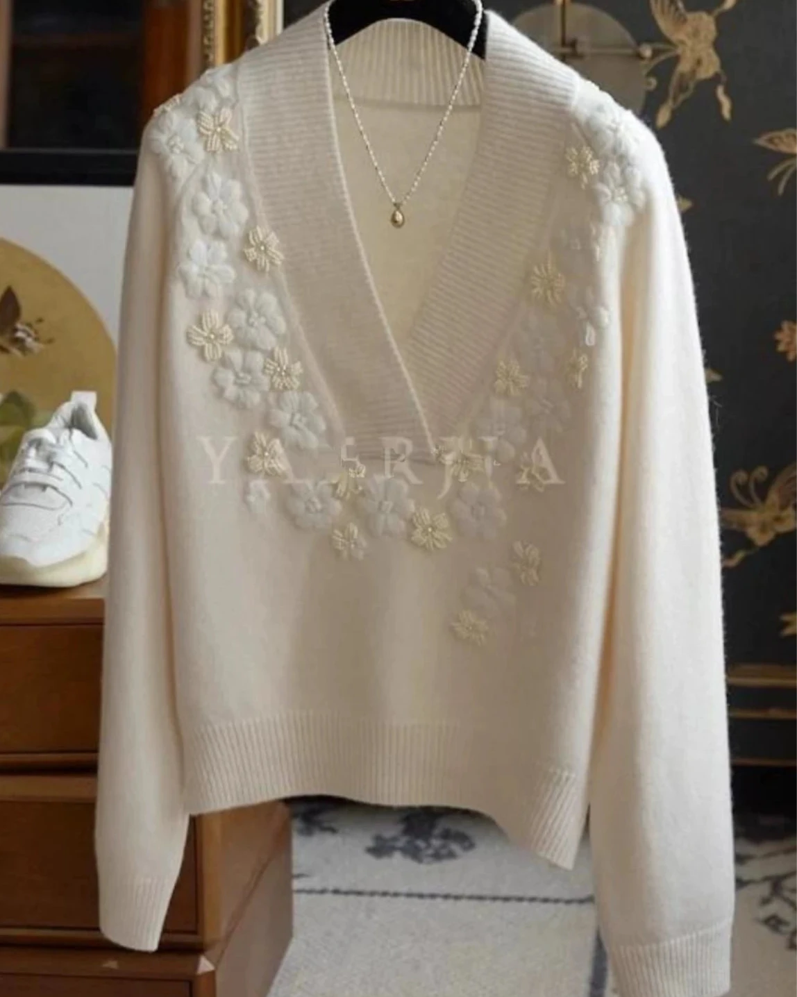 Floral Embroidery White Knit00040