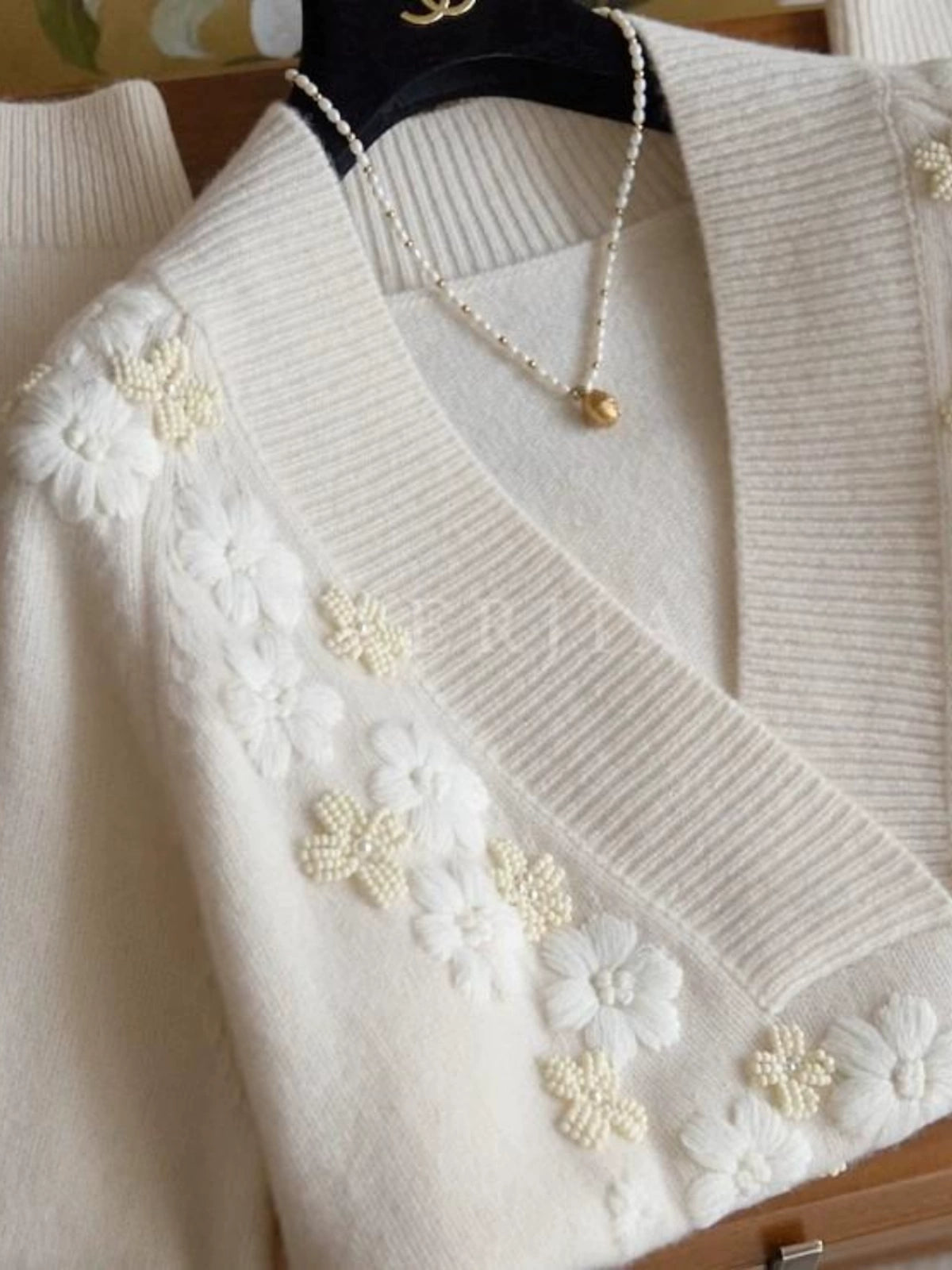 Floral Embroidery White Knit00040